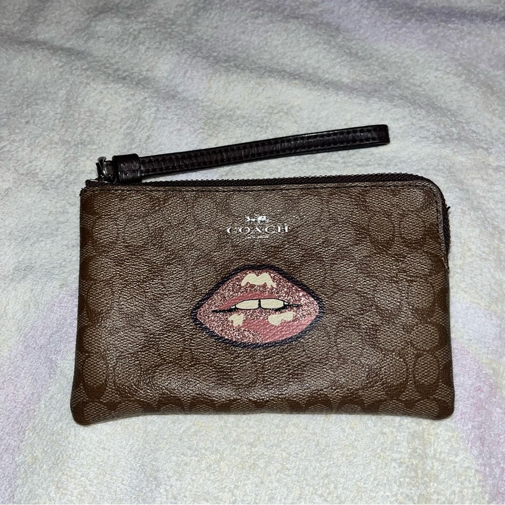 Coach zipper wallet - Lip design